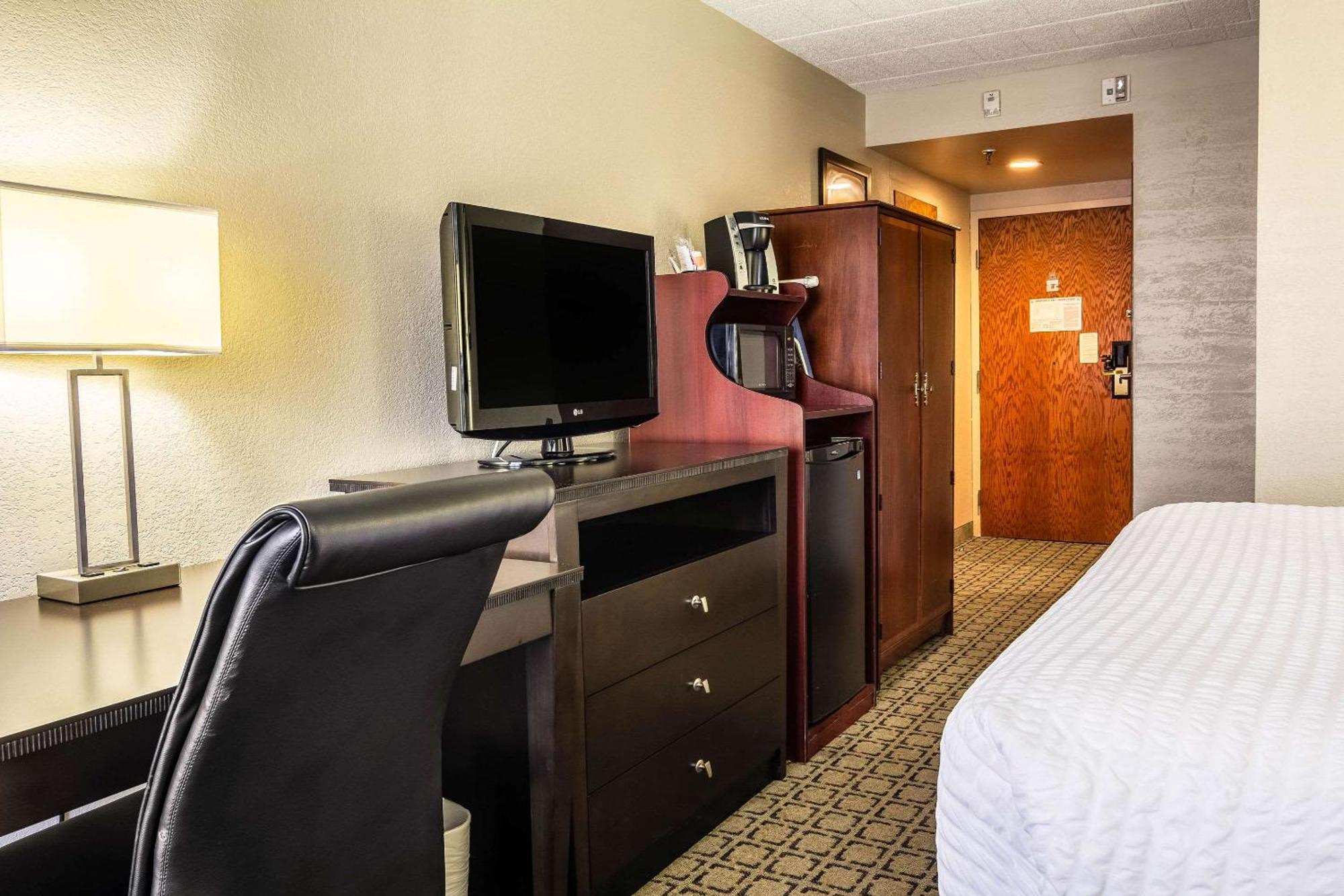 Clarion Inn Cranberry Township Exterior photo