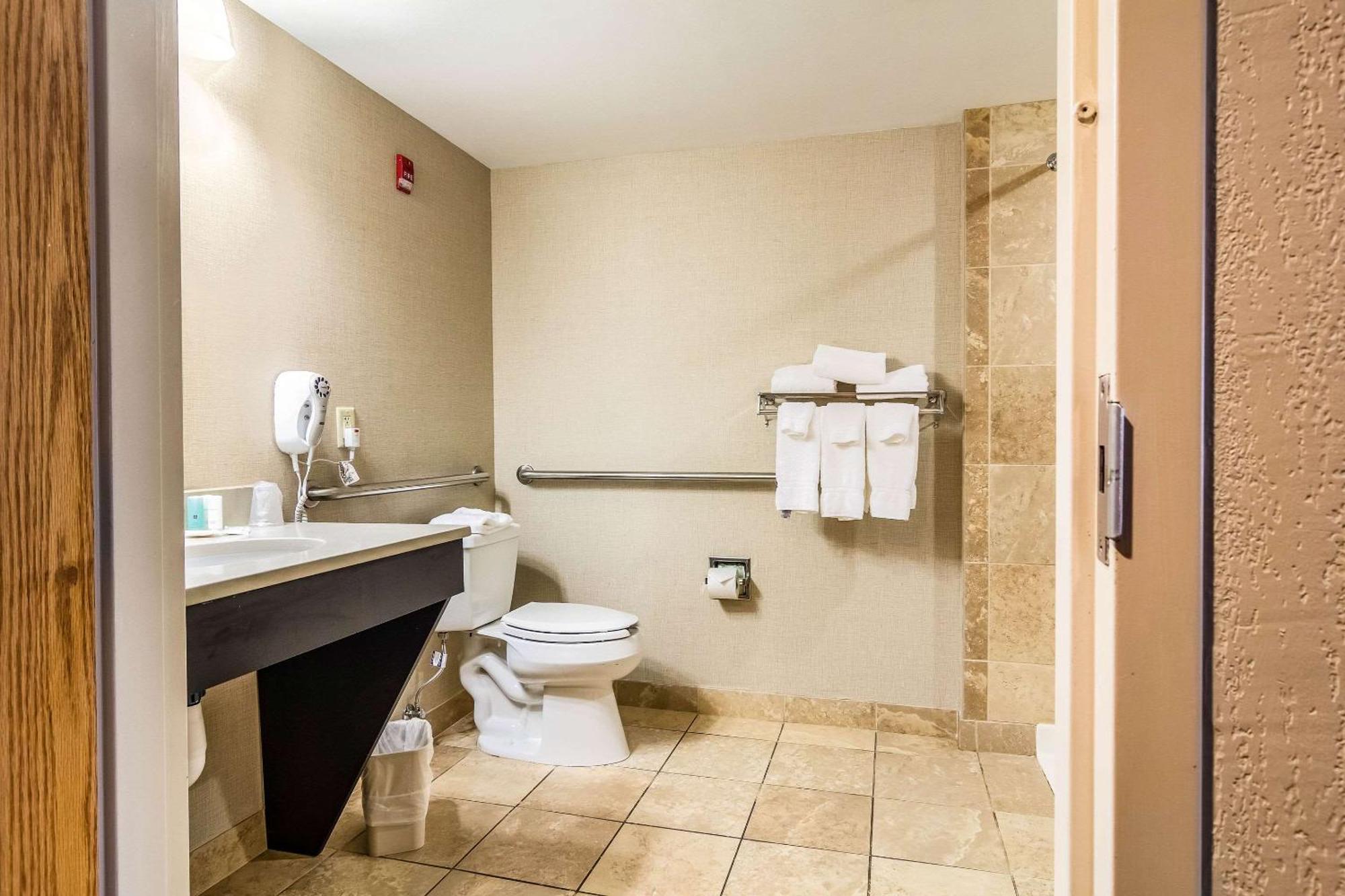 Clarion Inn Cranberry Township Exterior photo