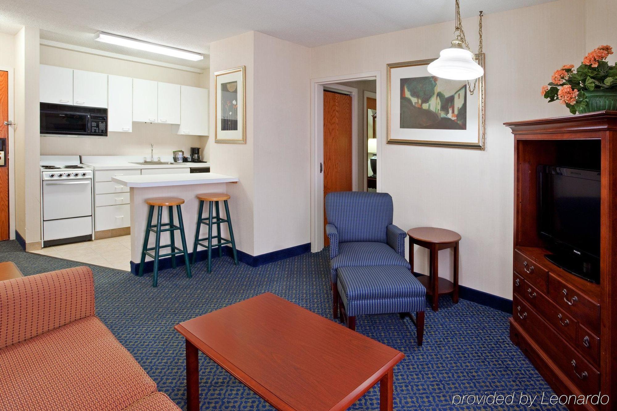 Clarion Inn Cranberry Township Room photo